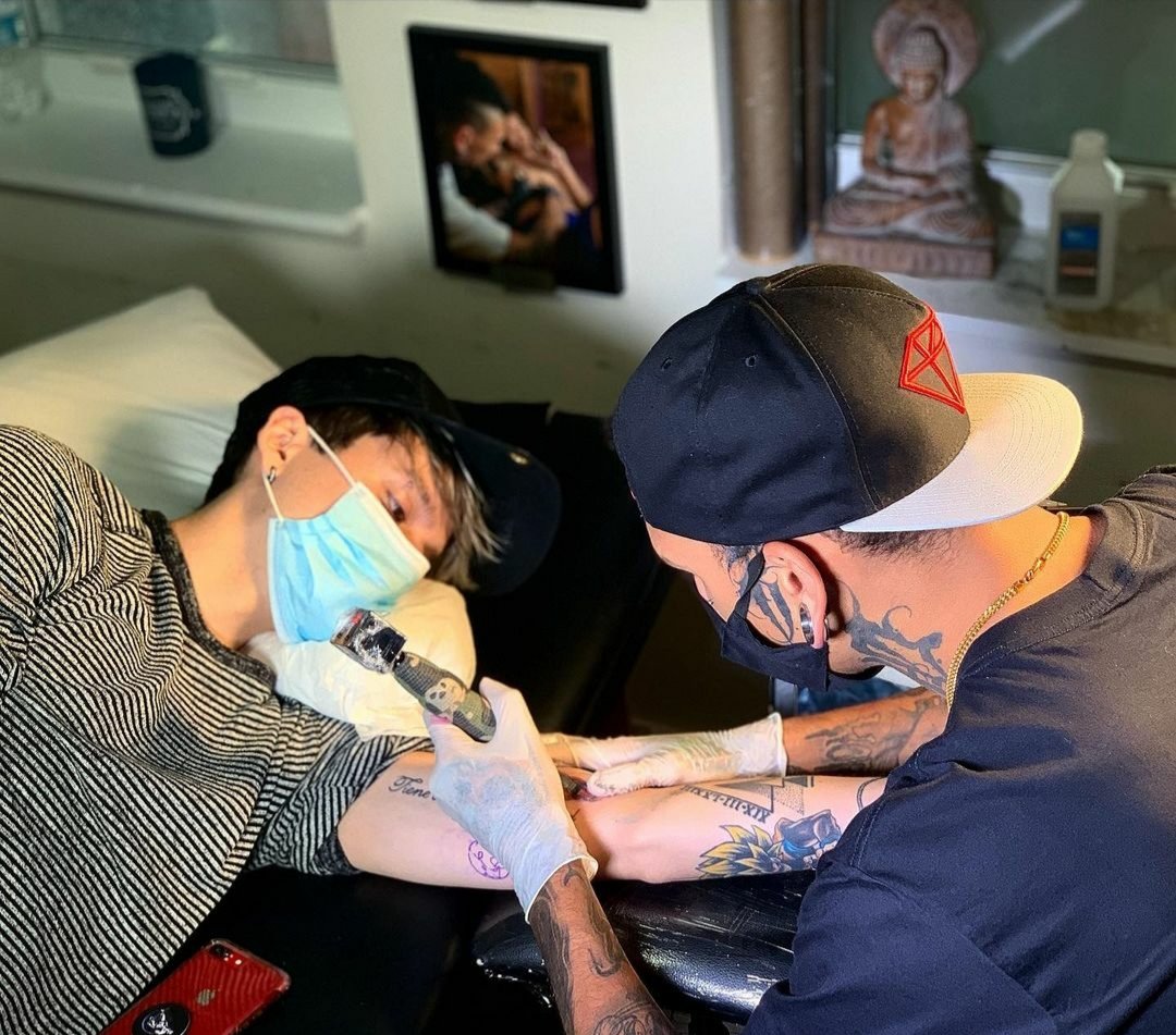 Karol71855207's tweet photo. ➪ @christopherbvelezm Were you at ? Lets do more tattoos bro 🤘🏽😅

❌DM FOR APPOINTMENT❌
Follow: @underground_tattoo_company
.
.
.
.
.
.
#Tattoos #cnco #Tattoo #cncowners #TattooArtist #Inkedgirls #Artist #raptattoos #cncomusic #cncozabdiel #cncwoodworking #TattooSho https://t.co/Y4GmDP0EWR