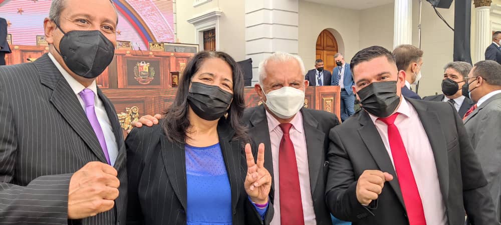 DiputadaJanitza's tweet photo. Recibimos en la Asamblea Nacional a nuestro presidente @NicolasMaduro, cumpliendo con el mandato constitucional, para entregar y exponer su memoria y cuenta 2021. Seguimos trabajando para consolidar el proyecto Bolivariano
@Asamblea_Ven 
#MisionCumplidaPresidente https://t.co/kuAeGLFUrU