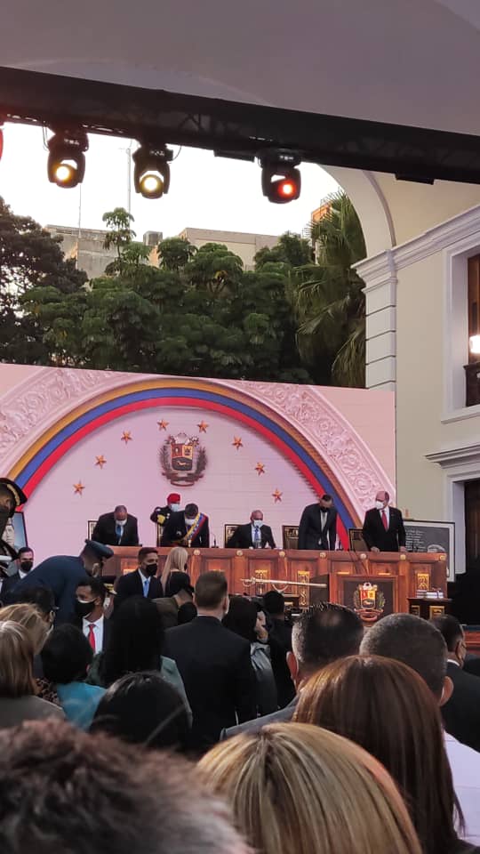 Recibimos en la Asamblea Nacional a nuestro presidente <a href="/NicolasMaduro/">Nicolás Maduro</a>, cumpliendo con el mandato constitucional, para entregar y exponer su memoria y cuenta 2021. Seguimos trabajando para consolidar el proyecto Bolivariano
<a href="/Asamblea_Ven/">Asamblea Nacional 🇻🇪</a> 
#MisionCumplidaPresidente