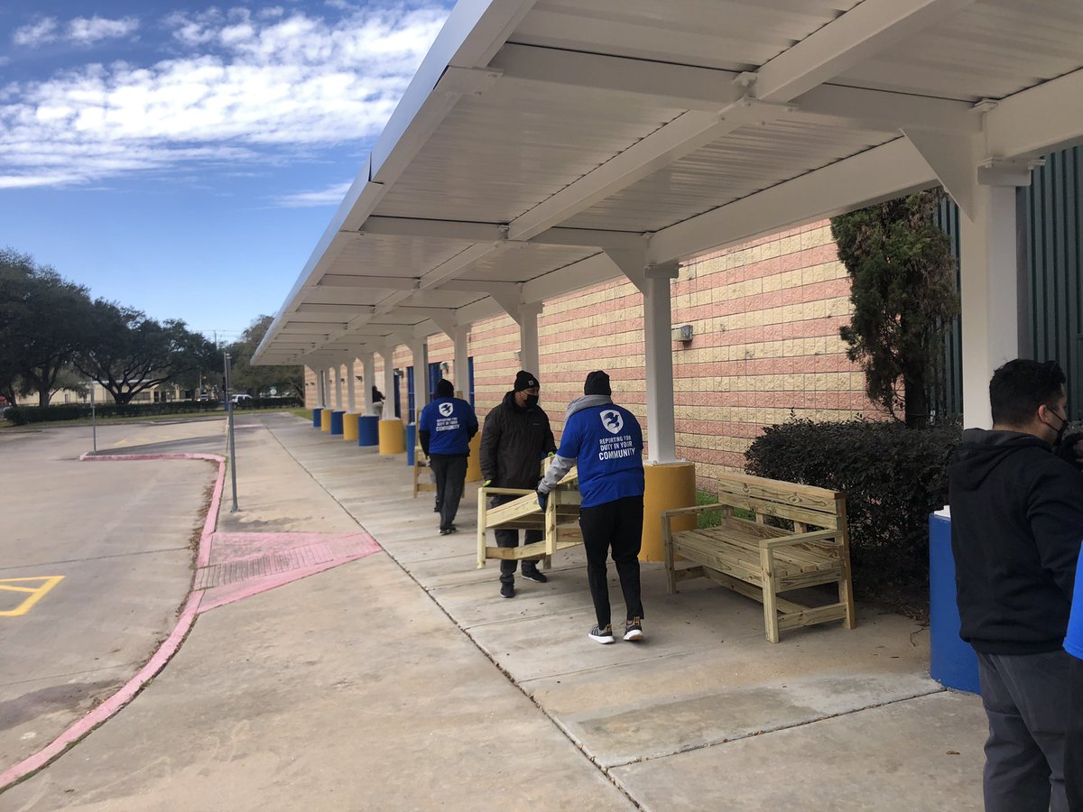 McGowenES_HISD's tweet photo. The community came together today to serve in honor of Dr. Martin Luther King Jr. The Hive received a grand makeover! Thank you to everyone that made this day  possible! https://t.co/74mWdsmKfq