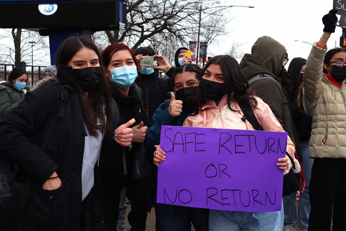 Zapatistas_Chi's tweet photo. Curie High School #CPSWalkout
Posters read:
ππ½Fuck the Mayor
ππ½Fuck CPD
ππ½We are not disposable
ππ½#SafeReturnOrNoReturn
01/14/22 https://t.co/cphvScdJKK