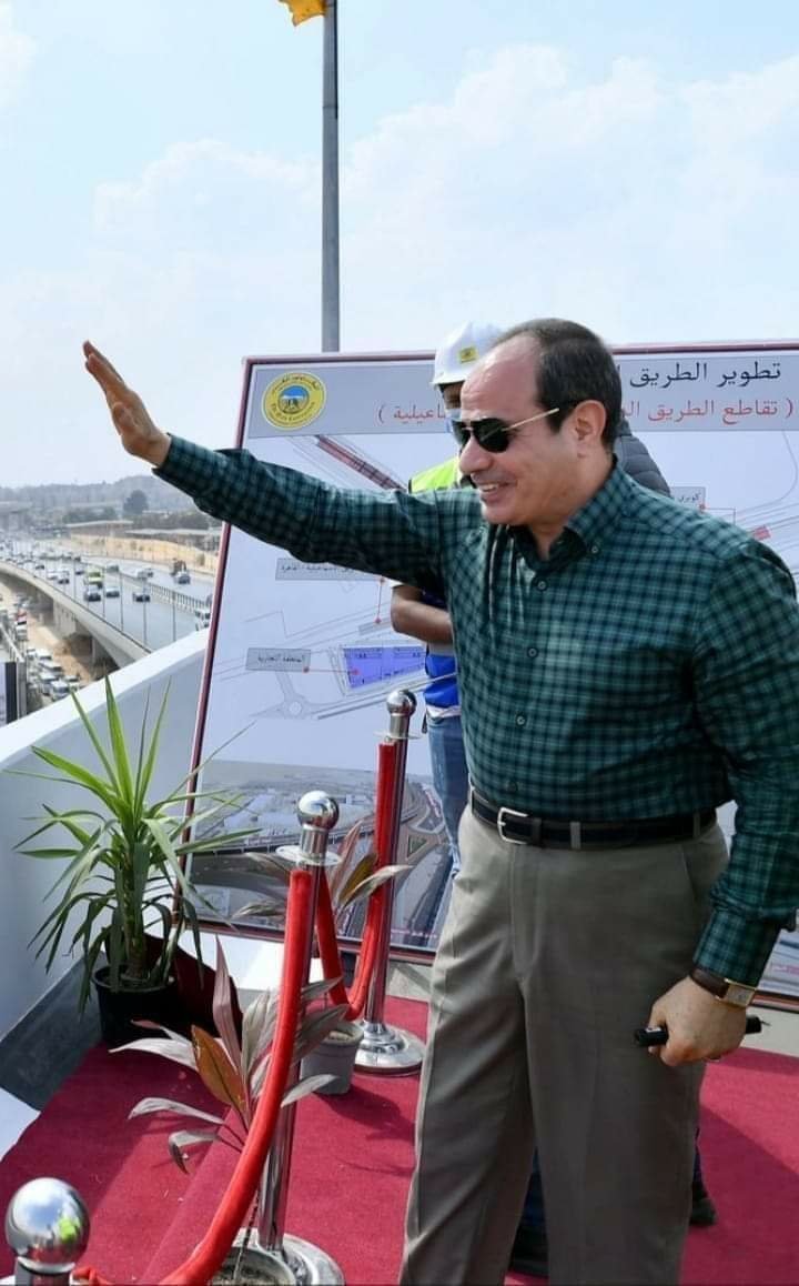 الشياكه
آصلها من طباعه
دايما رئيسنا جميل
في كل حالاته
وآوضاعه
واجه تشرف مصر
الورد لعيونك 
ياريس بكل آنواعه
ياراسم الفرحه 
بقلوبنا ولما تتكلم
يطربنا صوتك 
سماعه

خالد،