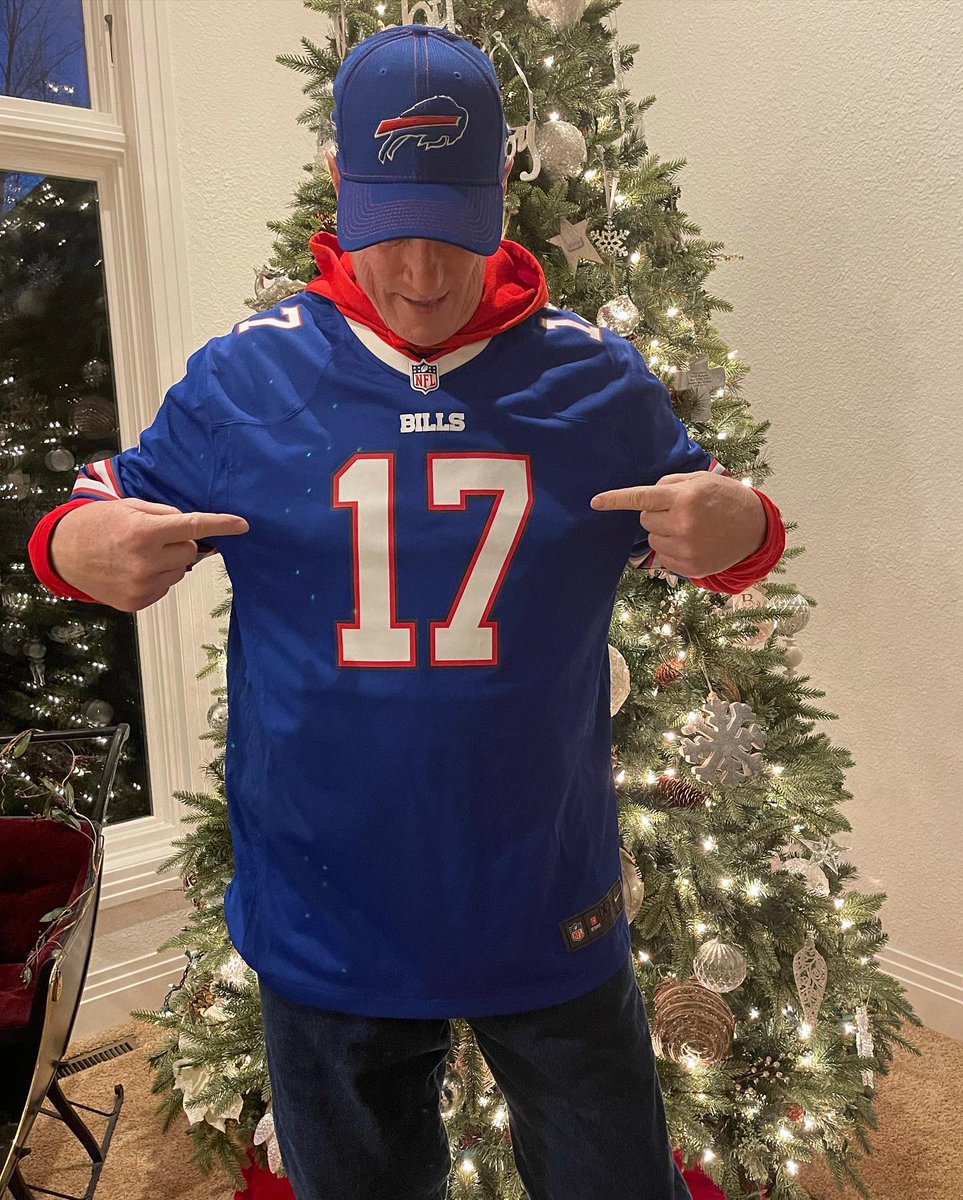 jillmkelly12's tweet photo. Best Dressed for the PLAYOFFS! ❤️ #17
•
GO BILLS!!!
•
And…yes our Christmas tree is still up. https://t.co/cylqkmzw0u