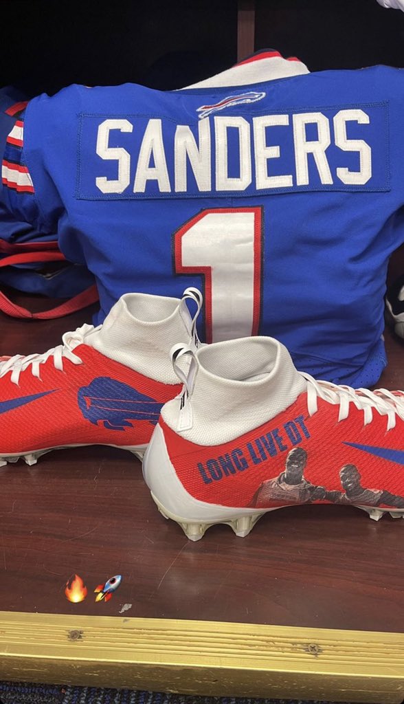 JamesPalmerTV's tweet photo. Really cool tribute to Demaryius Thomas on @ESanders_10 cleats for tonight’s #bills game. 🙏🏻 

“long live DT” https://t.co/oDr90TYTc5