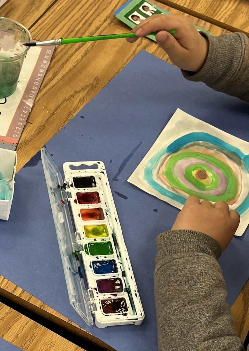 preemieparent's tweet photo. This week we read The Noisy Paintbox and then made our own circle art inspired by Kandinski. #makerliteracy https://t.co/lWsDey2UuF