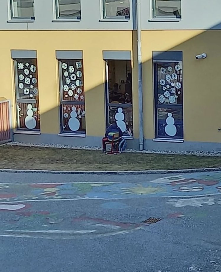 JamesMelville's tweet photo. This is a heartbreaking image of what is happening in Austria. And it also makes me bloody angry. An unmasked child in Austria is forced to take an exam outside of the school building in freezing conditions.

We all need to wake up. And fast. https://t.co/8d4UsAu5GV