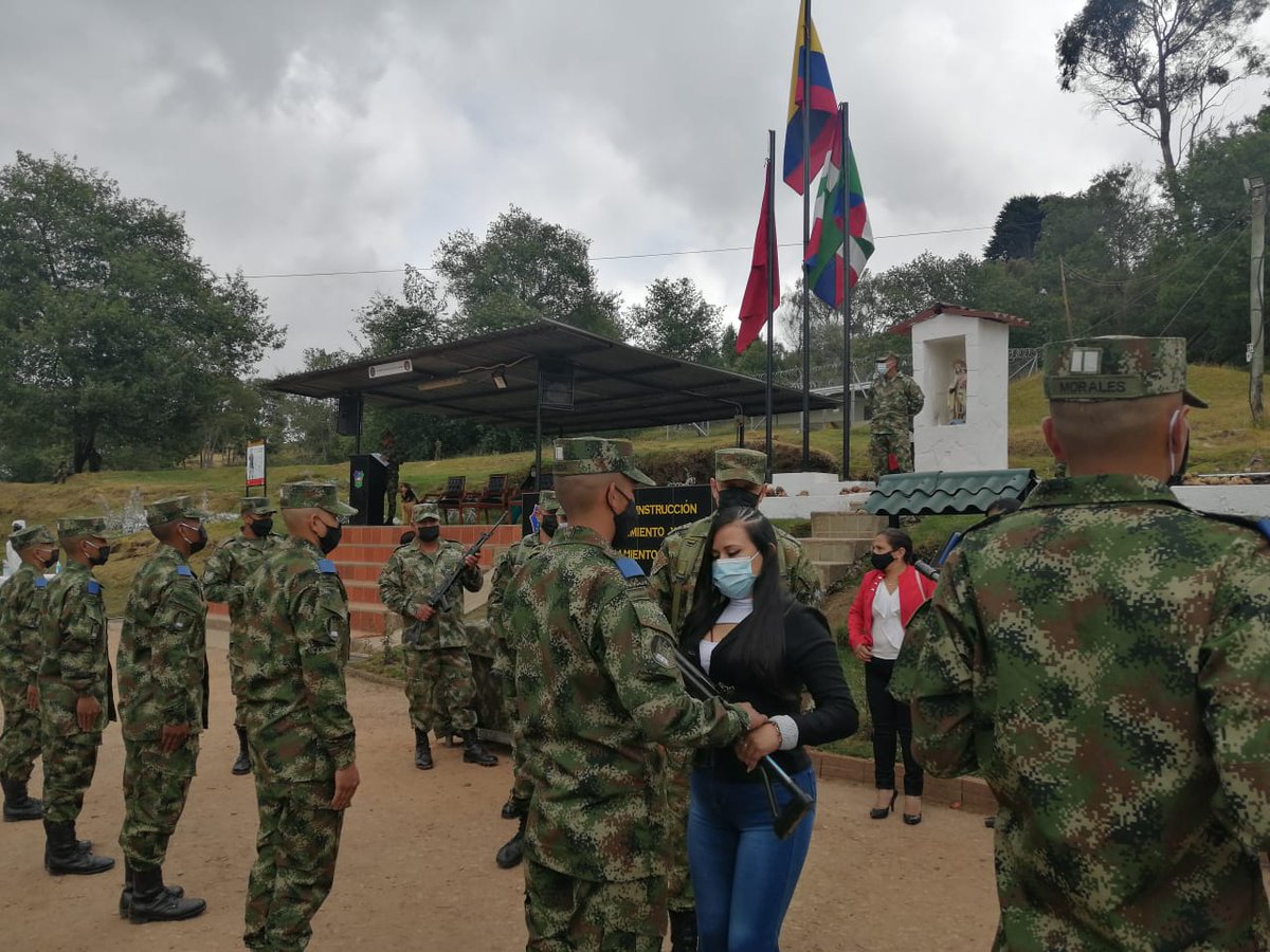 Ejercito_Div5's tweet photo. #Hoy desde el #BITER13, se realizó la ceremonia militar de entrega de armas a nuestros soldados del cuarto contingente de 2021; sus familias, apoyaron el compromiso de seguridad y bienestar que brindarán a los colombianos. #Brigada13 @COL_EJERCITO https://t.co/J8kBEaG39l