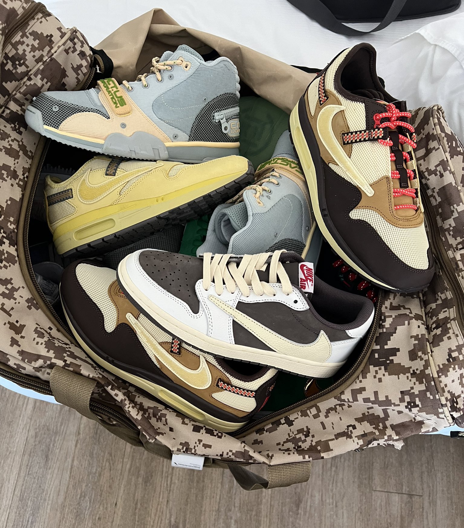 Gold nike air max 27 best sale