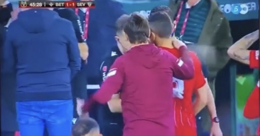 🅾️Un jugador del Real Betis acaba de confirmar en un mensaje privado a <a href="/2010MisterChip/">MisterChip (Alexis)</a>, que escuchó perfectamente a Lopetegui decirle a Jordan “tírate al suelo y hazte el mareado”

En ese momento le dijo al cuarto árbitro “¿lo has escuchado?” Y el cuarto árbitro le dijo que si