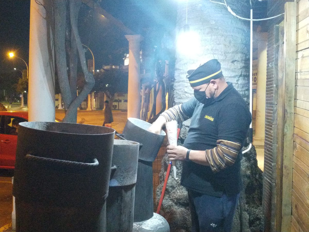 emiliofolgar's tweet photo. Como se pelen bien, uno de los mejores placeres del otoño, que no falten nunca nuestros castañeros (/ras en la peni)  y el aroma que dejan en nuestras calles!! #precena #castañasasadas #otoño https://t.co/JYbWgCH65Q