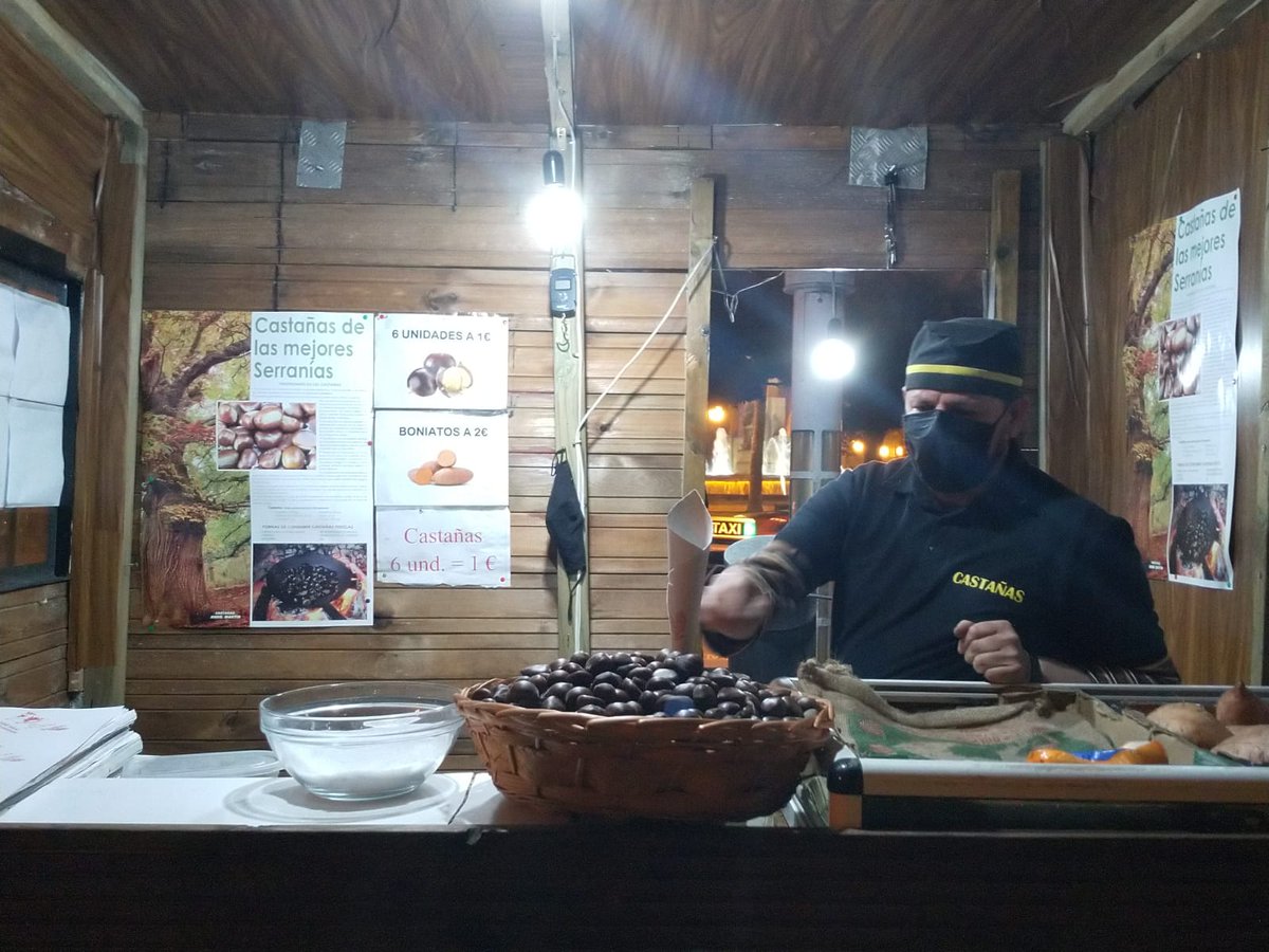 emiliofolgar's tweet photo. Como se pelen bien, uno de los mejores placeres del otoño, que no falten nunca nuestros castañeros (/ras en la peni)  y el aroma que dejan en nuestras calles!! #precena #castañasasadas #otoño https://t.co/JYbWgCH65Q