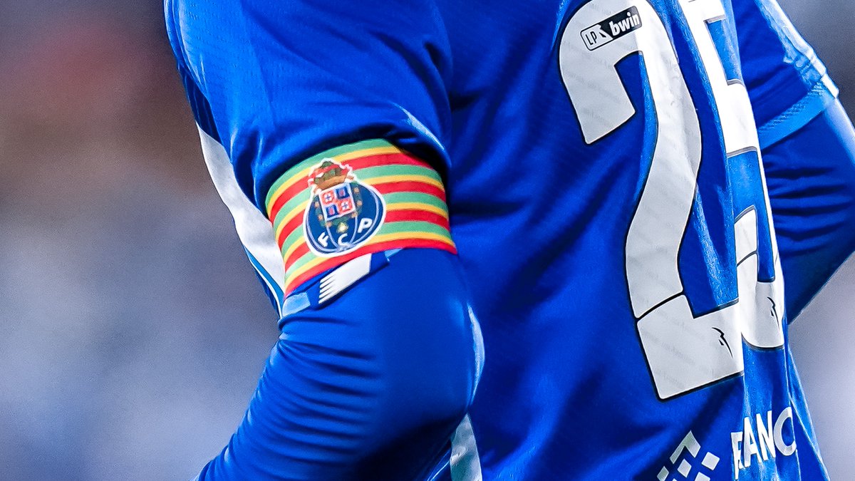 FCPorto's tweet photo. 𝐑𝐓 se é a Tua braçadeira de Capitão 💙

#FCPorto #BSADFCP https://t.co/XtThZct8sP