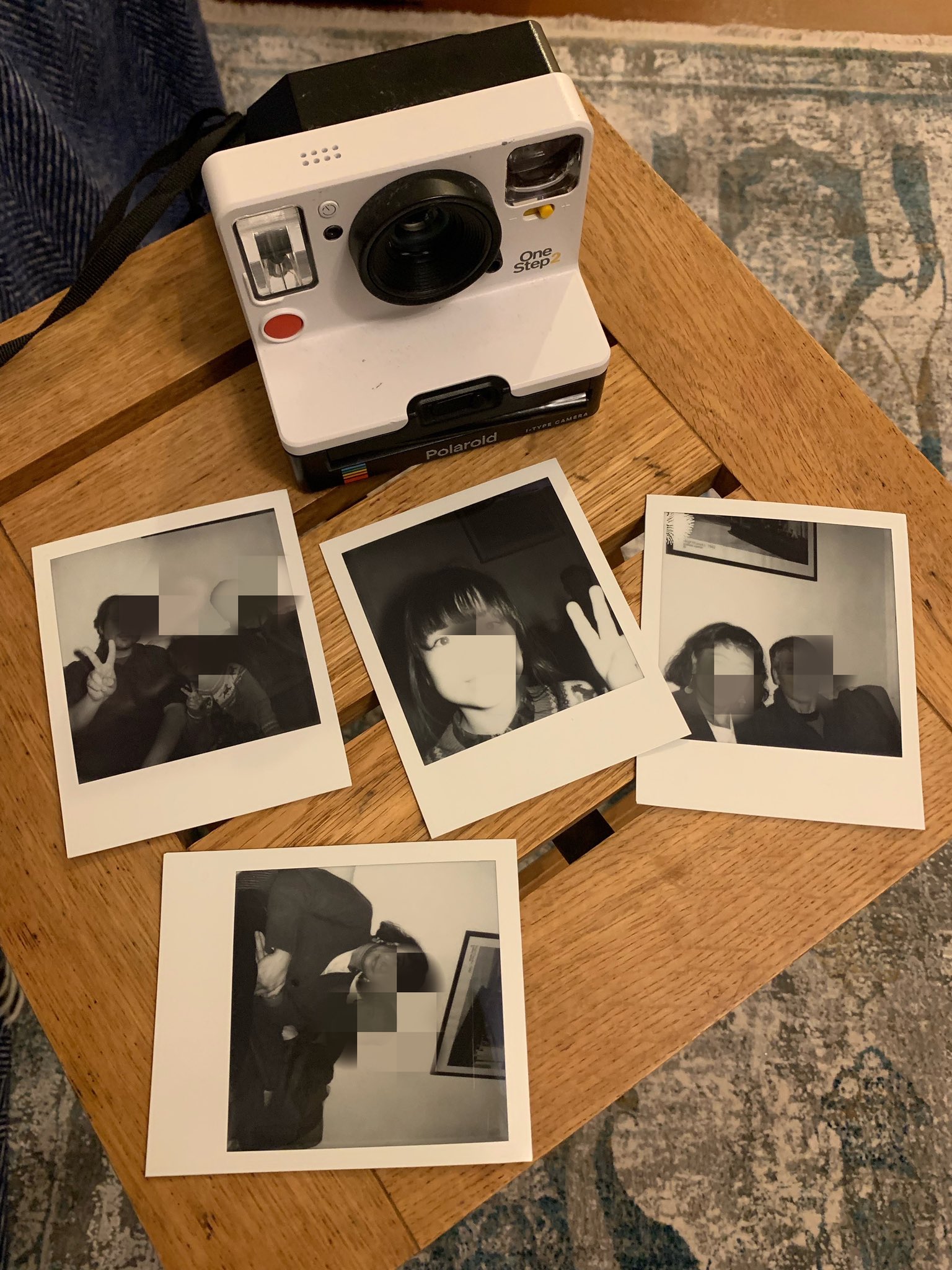 𝖸𝗈 𝖮𝗄𝖺𝖽𝖺 17年前に一緒に住んでた元フラットメイトが自宅ディナーに招待してくれた 彼の弟から クリスマスプレゼントで貰ったというポラロイドカメラ撮影で盛り上がる 娘は初めて写真の現像の仕組みを学び わたしもつぎのクリスマスにポラロイド