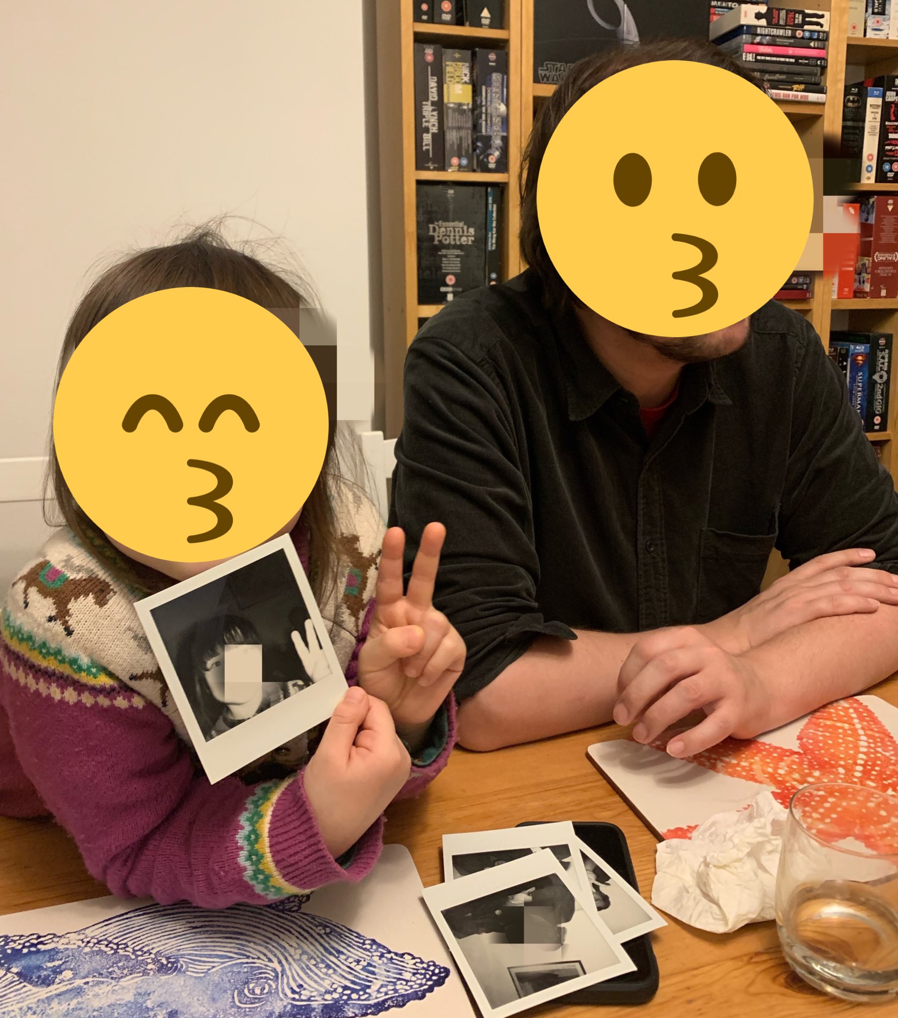 𝖸𝗈 𝖮𝗄𝖺𝖽𝖺 17年前に一緒に住んでた元フラットメイトが自宅ディナーに招待してくれた 彼の弟から クリスマスプレゼントで貰ったというポラロイドカメラ撮影で盛り上がる 娘は初めて写真の現像の仕組みを学び わたしもつぎのクリスマスにポラロイド