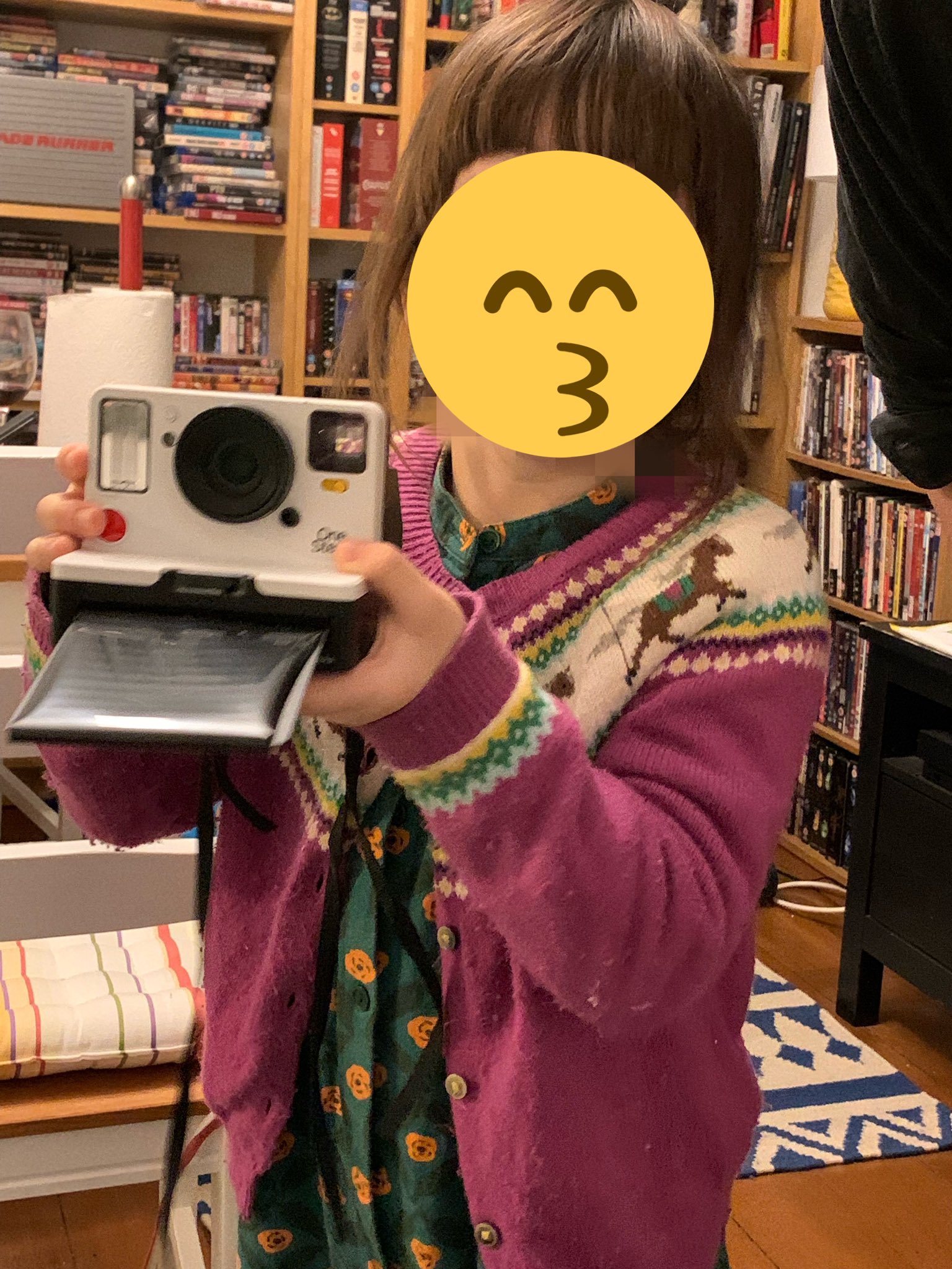 𝖸𝗈 𝖮𝗄𝖺𝖽𝖺 17年前に一緒に住んでた元フラットメイトが自宅ディナーに招待してくれた 彼の弟から クリスマスプレゼントで貰ったというポラロイドカメラ撮影で盛り上がる 娘は初めて写真の現像の仕組みを学び わたしもつぎのクリスマスにポラロイド