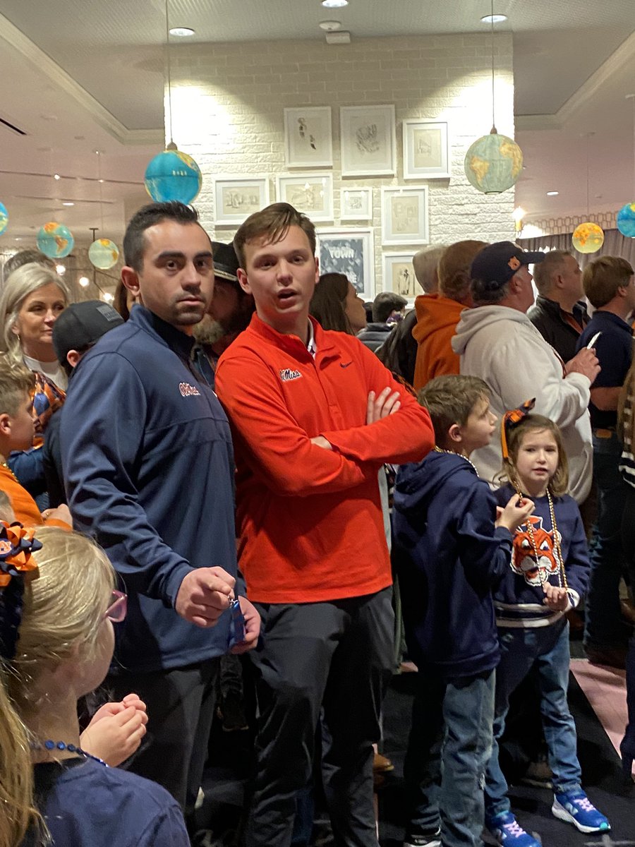 Post game material! These guys thought it was cool to stand in the middle of Tiger Walk in front of the kids. <a href="/AuburnMBB/">Auburn Basketball</a> <a href="/PabloEscoburner/">pablo escobarner (blue check)</a> @DrunkAuburnFan <a href="/AUJungle/">Auburn Jungle</a> <a href="/AUFAMILY/">AUFAMILY</a>