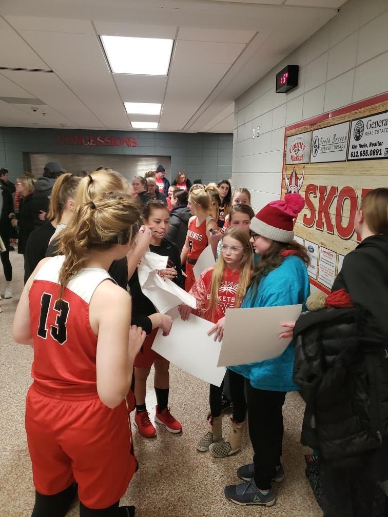 Our girls basketball program has been busy on and off the court this winter! ❤️🏀

✔️Collected donations to buy Christmas gifts for local families.
✔️Read to students at Sunrise.
✔️Lead a free after-school clinic.
✔️Signed autographs for our young Vikings.

👏👏👏
#Celebrate138