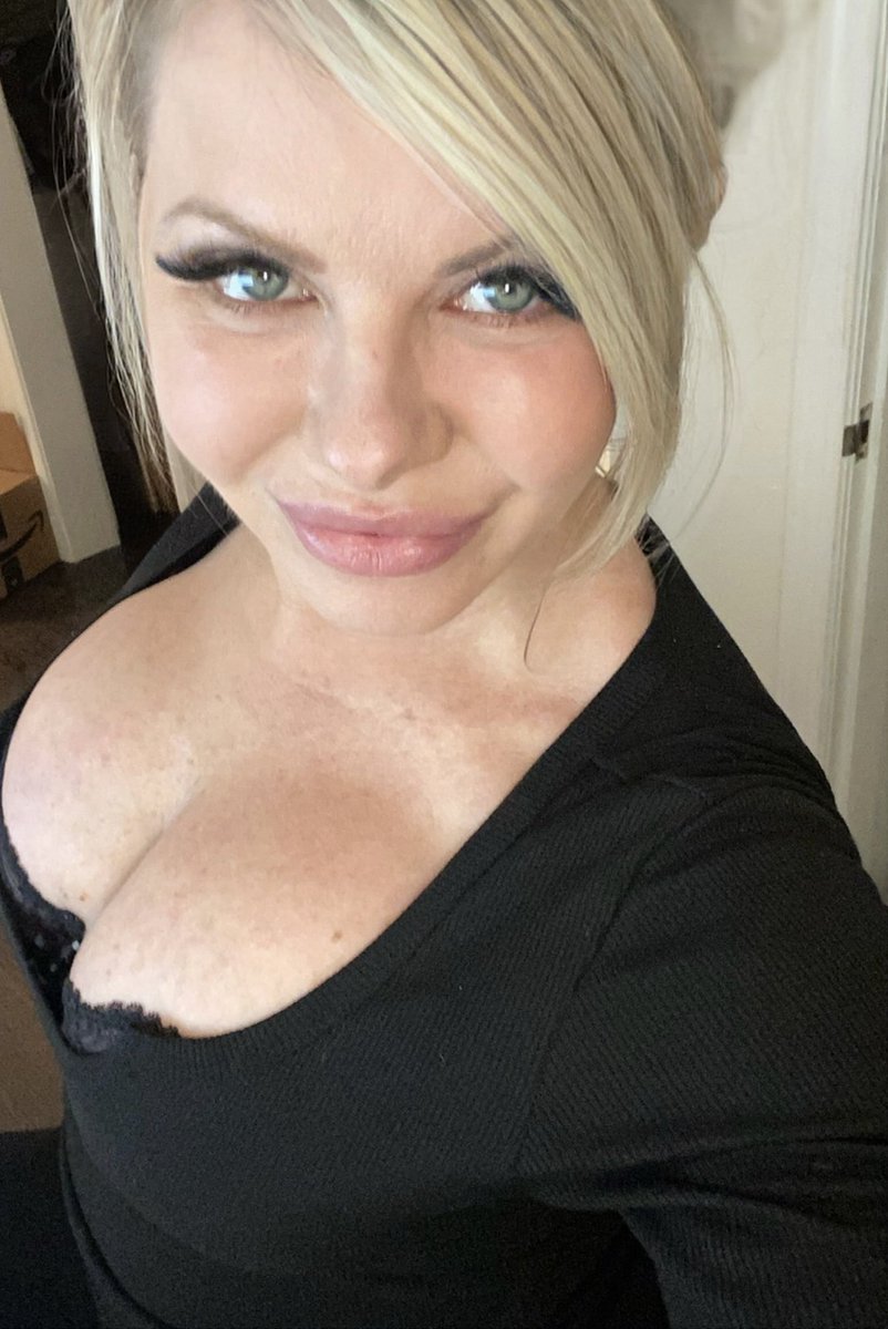 My loves! I am so sick of women not supporting women. If you don’t like it, block me. But if you are confident in your woman-ness, I want to follow you!!! Post away!!!!     Muah! 💋