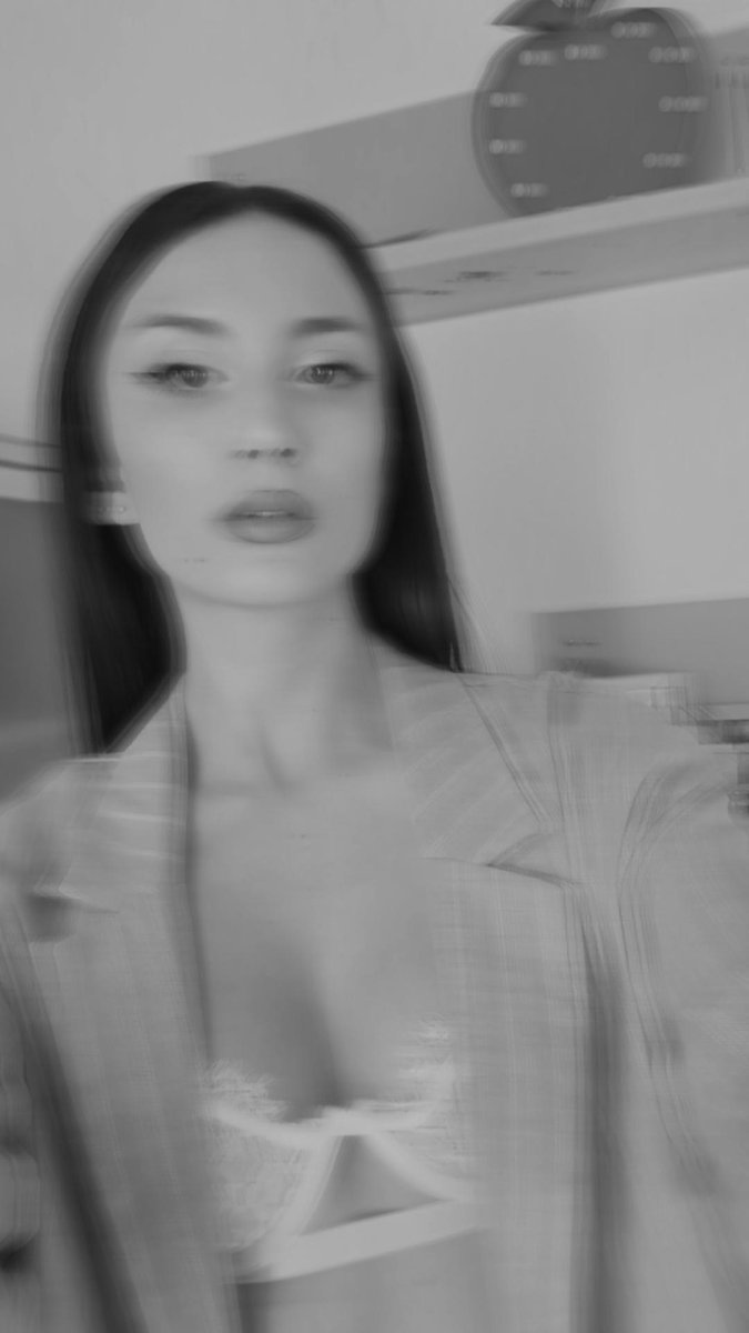 Timanfayaaa's tweet photo. En insta se ven más borrosas aún 😬 https://t.co/IYRug4dBk1