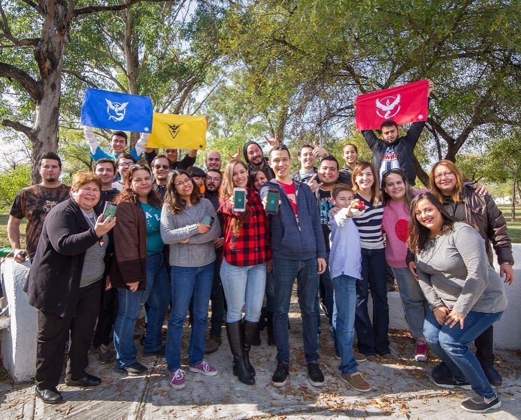 s0noroman's tweet photo. Un día como hoy, pero de hace 4 años, @aamoritaa y yo subíamos a nivel 40; girando juntos la primer Pokéstop que visitamos cuando se lanzó #PokemonGO. 👩‍❤️‍💋‍👨 https://t.co/zQi17hydVB