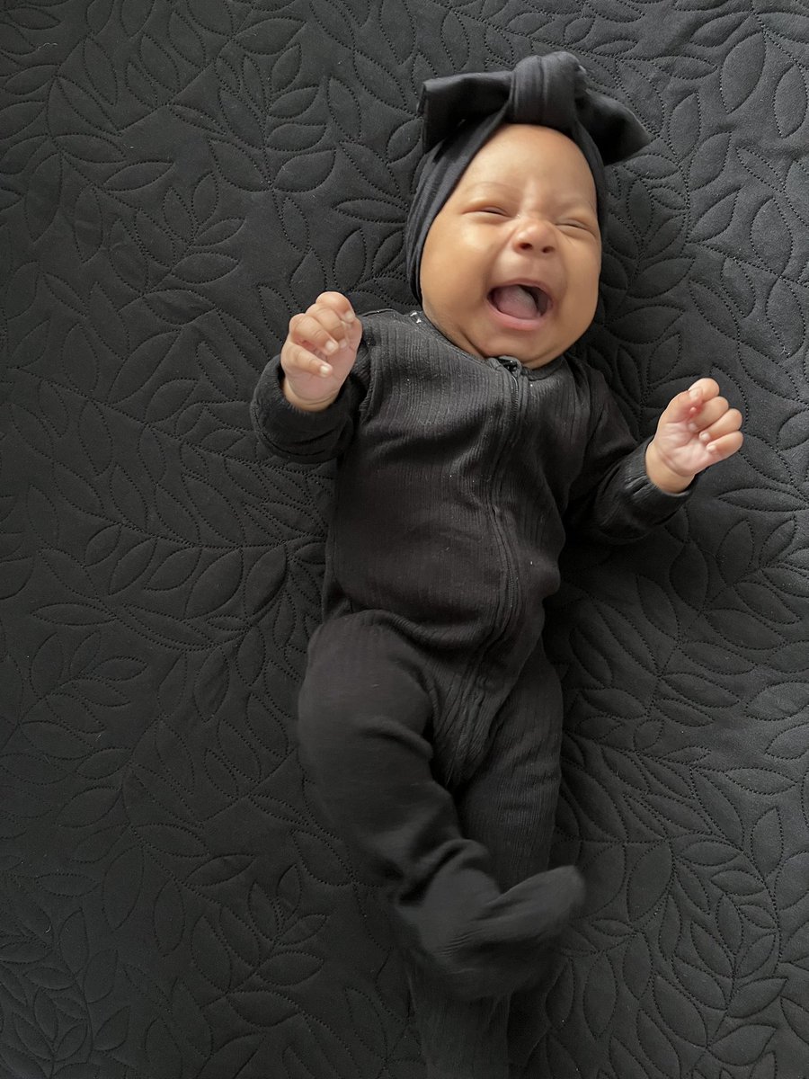 AsylumX_7's tweet photo. #1DripPicADay πΈβ¨ #BabyEdition #S7 x Kate Quinn all black + blanket https://t.co/Fs2B03xLp6