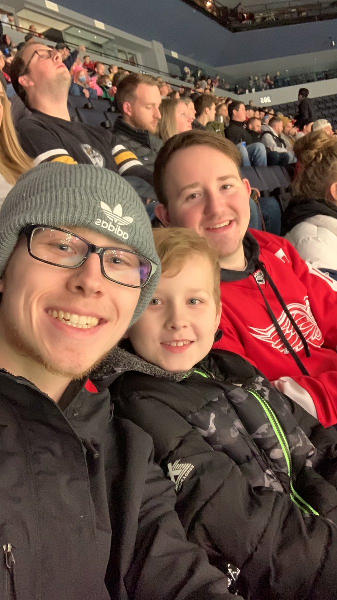 jslomp09's tweet photo. #gogrg First game of the season with the bros! https://t.co/5mJh6SkO01