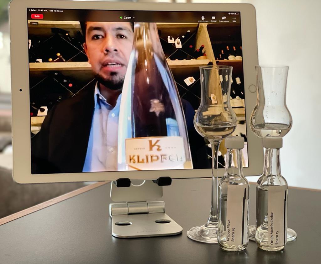 DestiladosASM's tweet photo. Grappa, Orujo y Marc fue la excelente sesión del día de hoy que impartió el sommelier Omar Barbosa. Una sesión en la que pudimos descubrir el arte de la elaboración de este destilado en sus diferentes países de origen.
#destilados #destiladosonline #orujo #grappa #marc https://t.co/xb1oOoQgCP