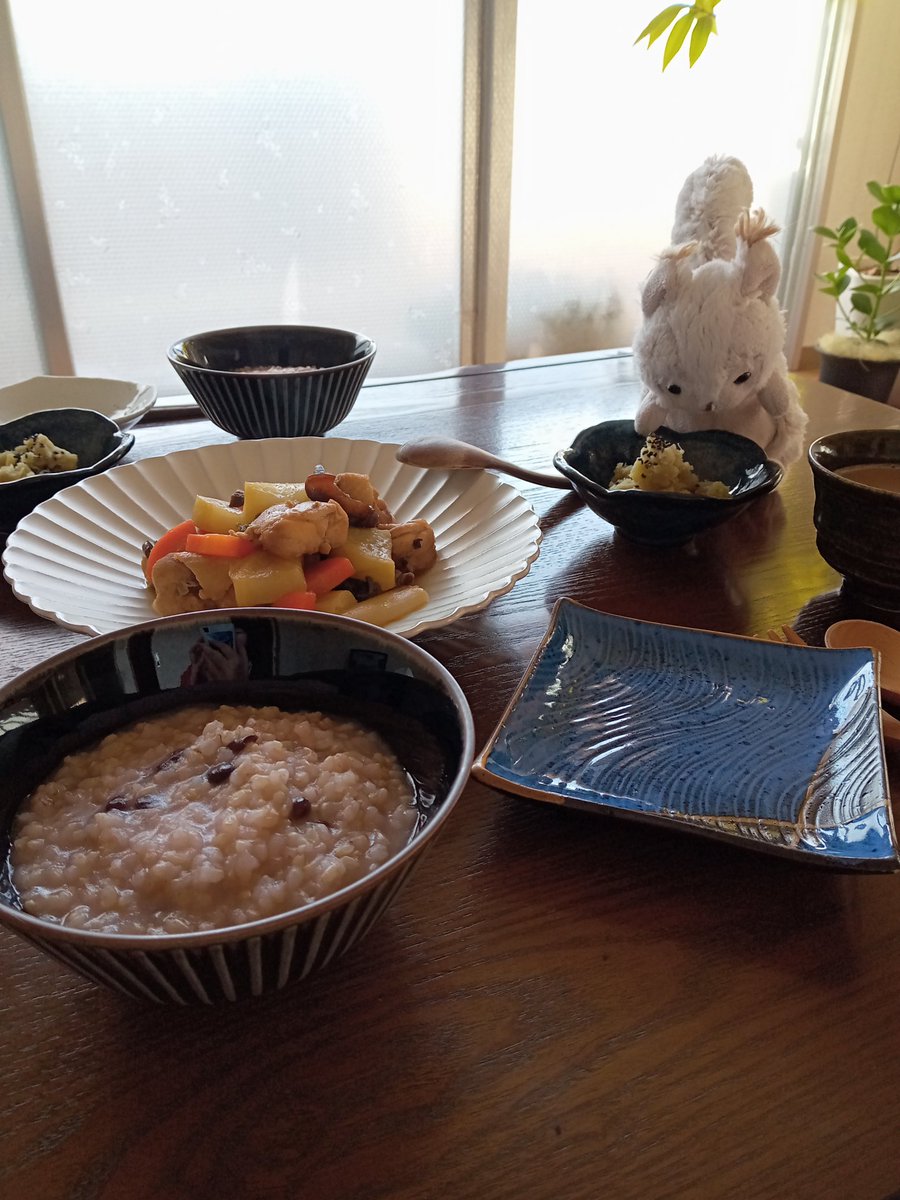 昨日の朝食『小豆粥セット✨』 昼食『ピザトースト🍕』 昨日の夜出来上がった刺繍🪡 売る予定だったけど家用の飾りに🕊 朝からニュース見てたら本垢の存在を忘れてますた( ºωº )ﾁｰﾝ…