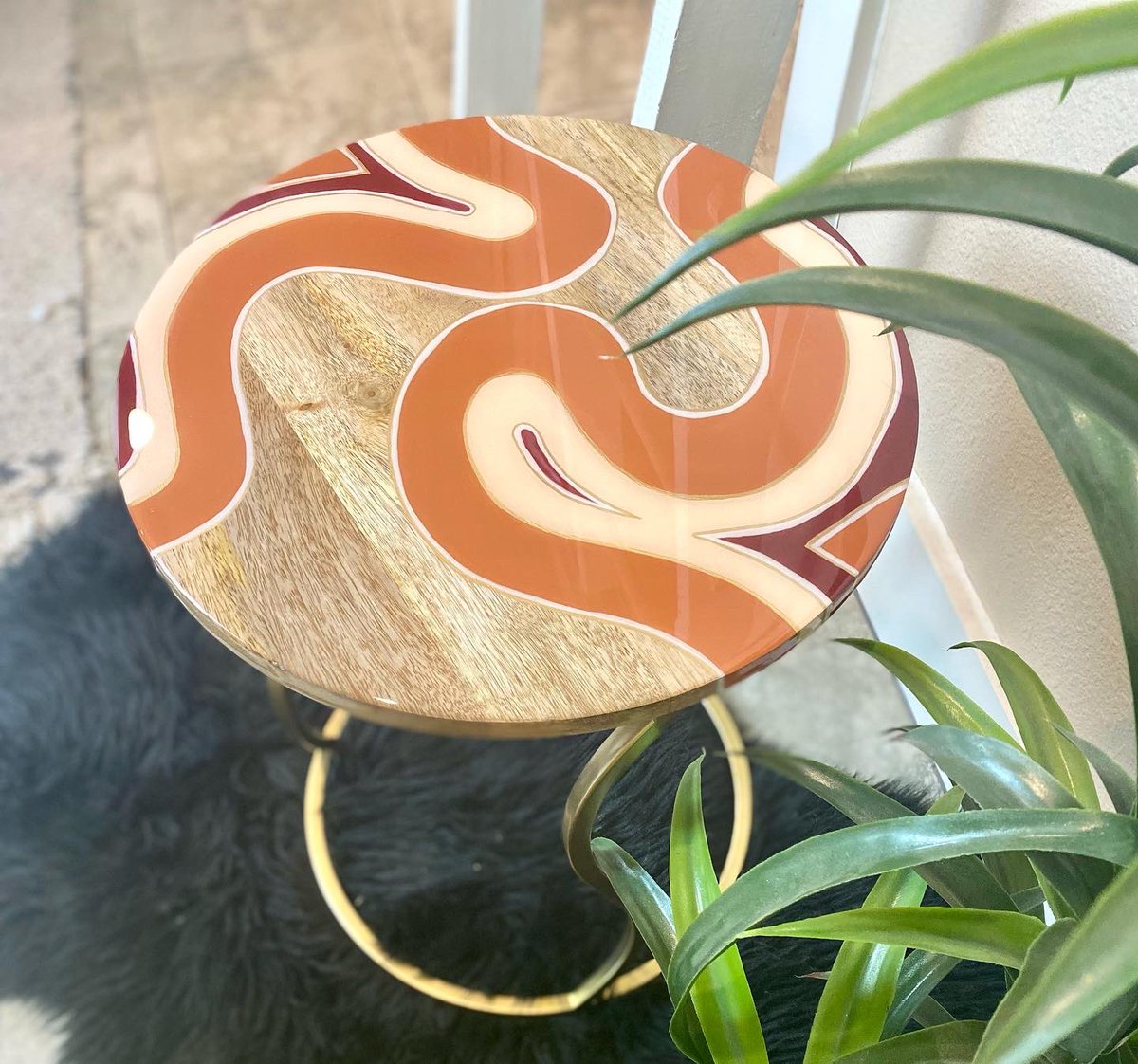 kelsotheartist's tweet photo. “groovy kind of love” side table 🧡 isn’t she presh https://t.co/2ioGeulo5V