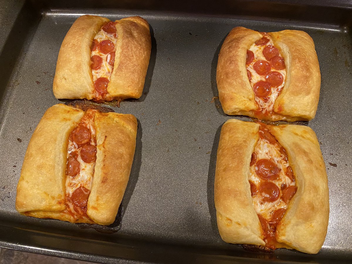 Today’s pizza is Crescent Roll Pizza Pockets, made with Crescent Rolls from @Pillsbury, Great Va