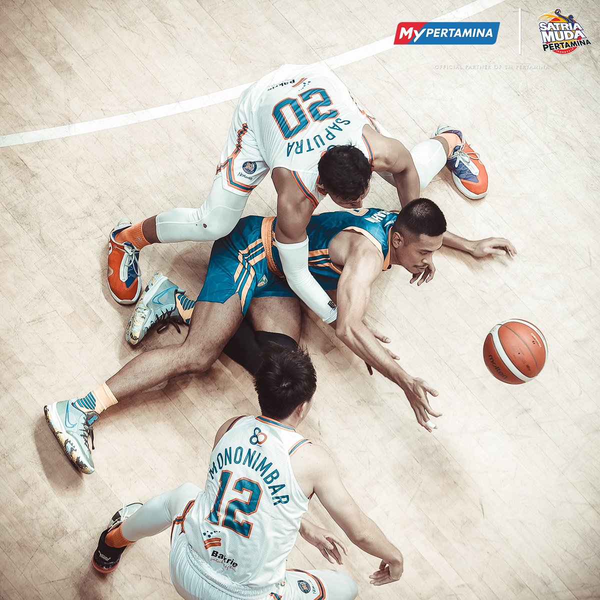 SatriaMudaIDN's tweet photo. Regardless the result, foto-foto dari Fotografer Satria Muda Pertamina, Fernando Randy selalu jadi cerita tersendiri tentang pertandingan-pertandingan SM Pertamina.

Melalui rana, tergambar jelas usaha pemain-pemain SM semalam 🔥 https://t.co/W1UB3zm2KW