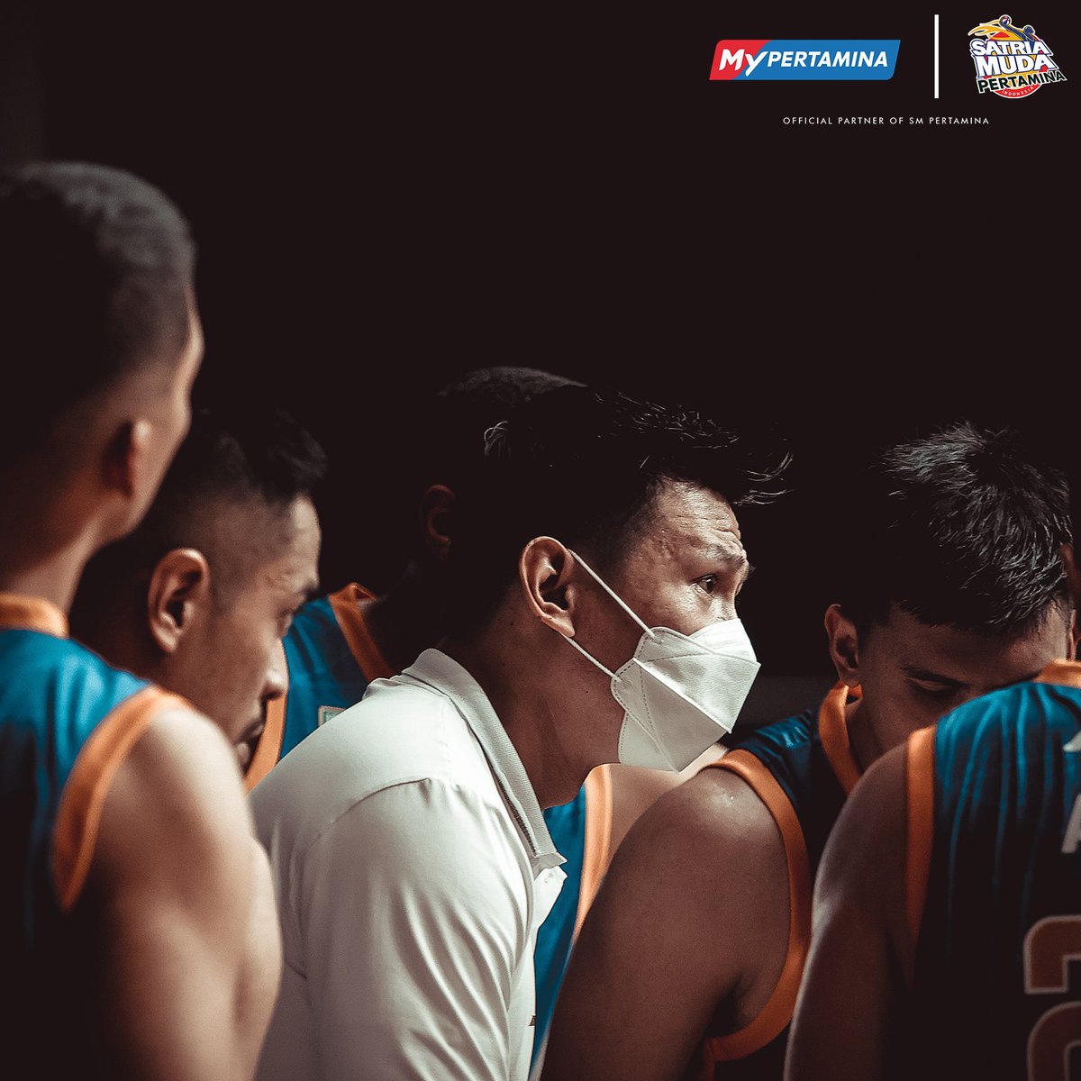 SatriaMudaIDN's tweet photo. Regardless the result, foto-foto dari Fotografer Satria Muda Pertamina, Fernando Randy selalu jadi cerita tersendiri tentang pertandingan-pertandingan SM Pertamina.

Melalui rana, tergambar jelas usaha pemain-pemain SM semalam 🔥 https://t.co/W1UB3zm2KW