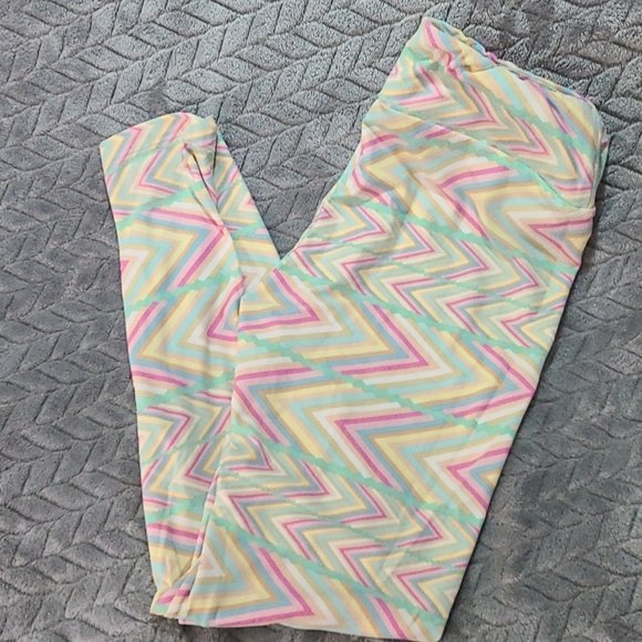 lndunn23's tweet photo. So good I had to share! Check out all the items I'm loving on @Poshmarkapp from @OhanaSoul19 #poshmark #fashion #style #shopmycloset #lularoe #jcrew: https://t.co/MNZpuwe13o https://t.co/LZrJtQYYBQ