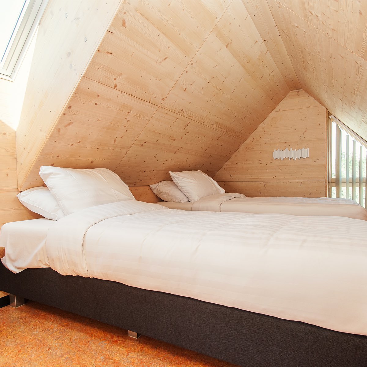 oyorooms's tweet photo. we’re heading over to the coasts of Netherlands for this week’s #WhattaWowOYO, ft. this beautiful eco cottage set amidst the clearest salt water lakes in Western Europe! 🏞

find this vacationer’s delight of this #BelvillaByOYO property (ID: NL-3253-64) on https://t.co/VXrYNpdxwU https://t.co/05y6xqRsJ4