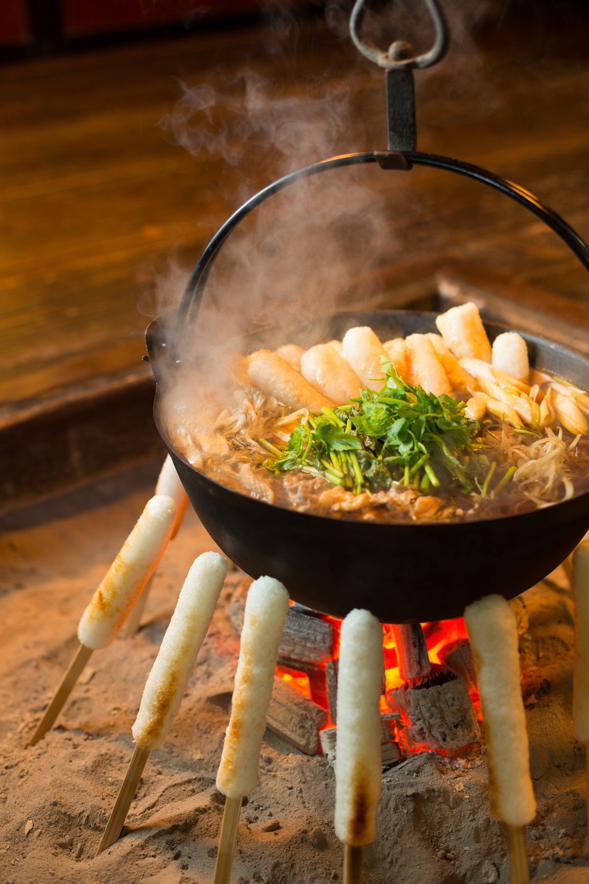 あきたびじょん 囲炉裏の日 一度は食べてみたい囲炉裏で調理した郷土料理 囲炉裏で調理するあったか鍋っこやきりたんぽは 冬だからこそ楽しめる秋田の味覚です 秋田物産振興会オンラインショップでは秋田の郷土料理のセットなど購入できます