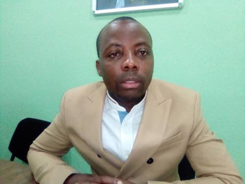 pepele_news's tweet photo. ⚡️🇨🇩⏰Bon réveil à tous et Bienvenue sur #PEPELE_NEWS/ À LA UNE DE CE MATIN EN #RDC- #COVID19: Le Dr Jerome #Munyangi, un des promoteurs du protocole de traitement de COVID-19 à base d’Artemisia, a présenté, samedi à #Kindu (#Maniema) son protocole #Articovid https://t.co/QhNc7qgsFr