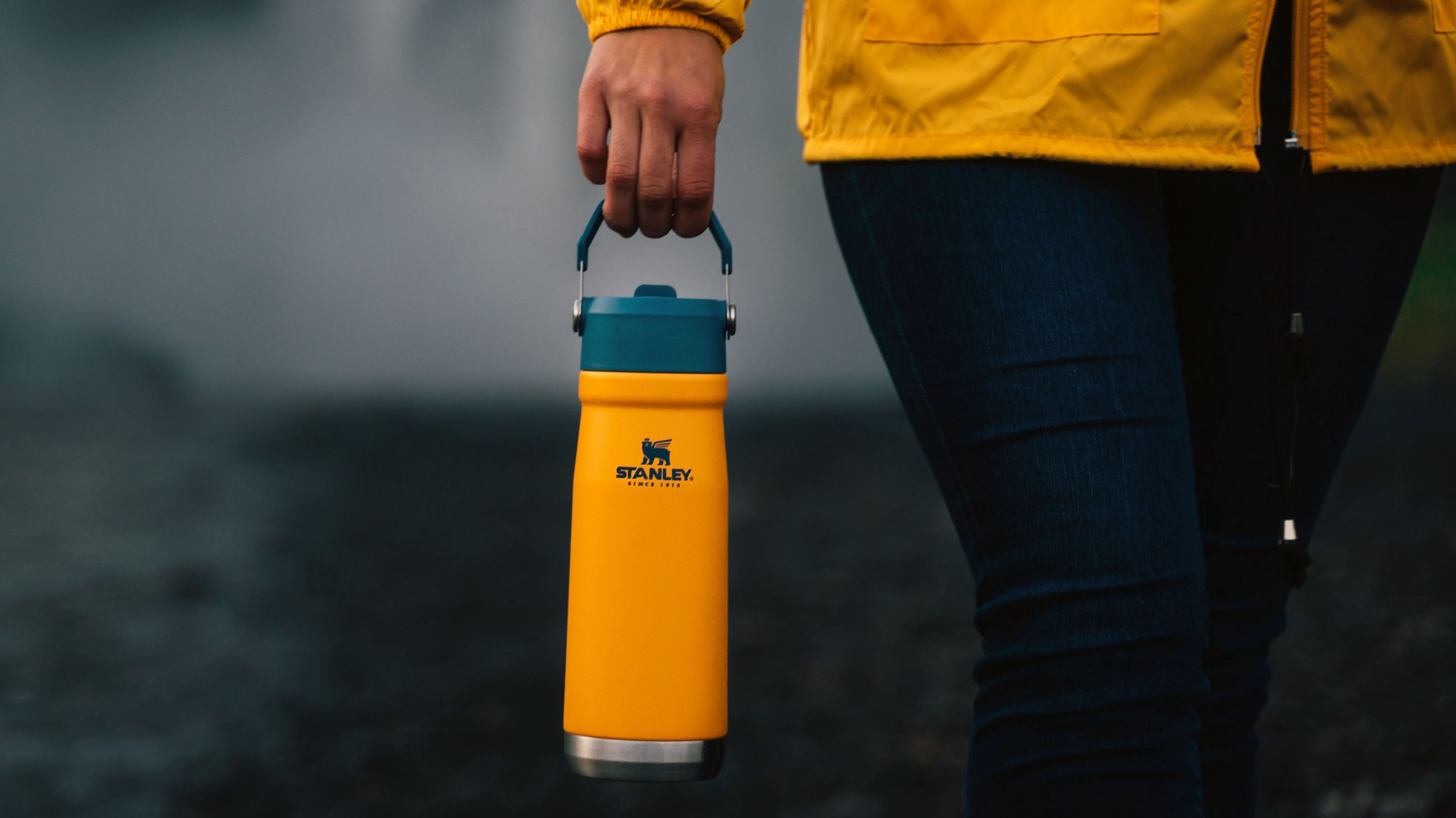 Stanley 1913 on X: Make a statement with Saffron. 💛 The IceFlow Flip  Straw Water Bottle has it all: ◾ Leak proof lid ◽ Flip-to-sip drink-thru  straw ◾ Easy-carry handle ◽ Five
