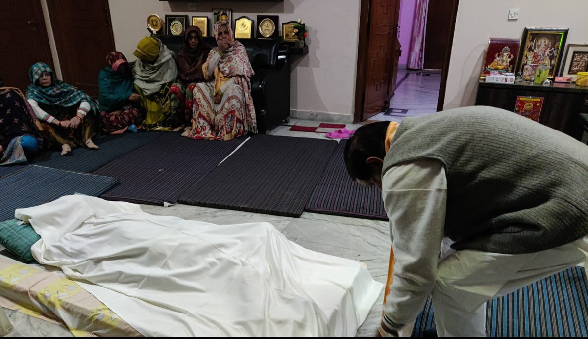 MlaPooran's tweet photo. पूर्व सांसद चौधरी श्री तेजवीर सिंह जी के पिताश्री चौधरी देशराज सिंह जी का निधन हो गया उनके आवास पर जाकर श्रद्धांजलि अर्पित की https://t.co/IwdffatUi6