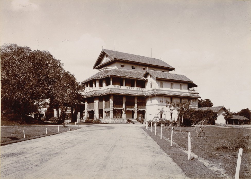 Andrew007Uk's tweet photo. 1878: Historic main building of the Secunderabad Club which was tragically gutted by fire earlier today. It is one of the 5 oldest such clubs in India with Bengal Club of Calcutta the oldest.

cc. @IndiaHistorypic https://t.co/Iii7xX5XyU