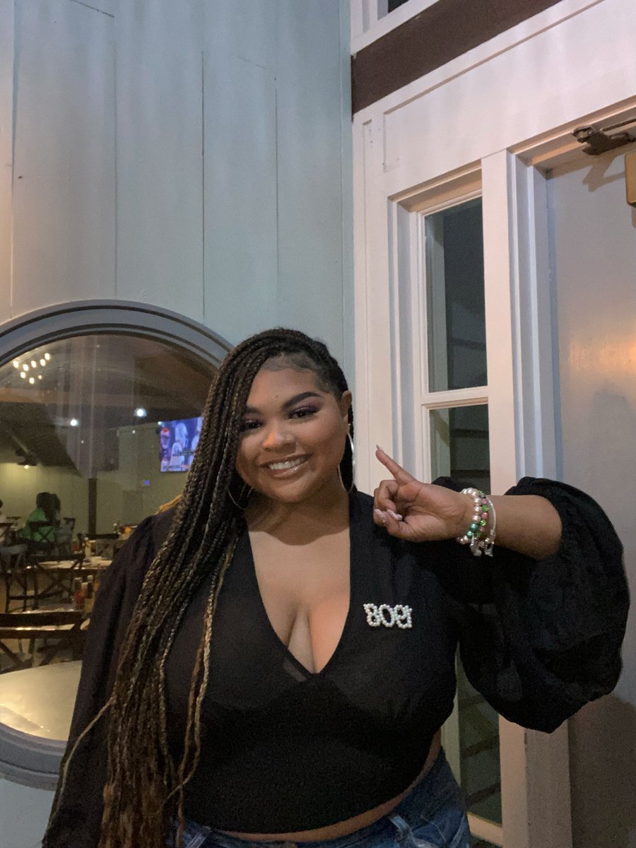 tjahmahal's tweet photo. oh so preTEA🪞💖💚 happy founders’ day🥺 https://t.co/WLHvZhZI1S