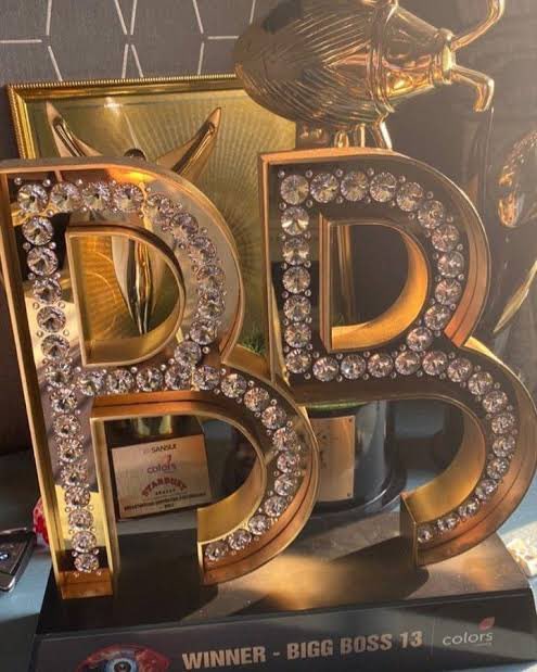 BhadMaiJao_'s tweet photo. Even if you aren’t Sid fan, it’s undeniable BB13 trophy design was by far the best with BB on it himself. #BiggBoss #BiggBoss15 #SidharthShukla https://t.co/cdJfBEHzSR