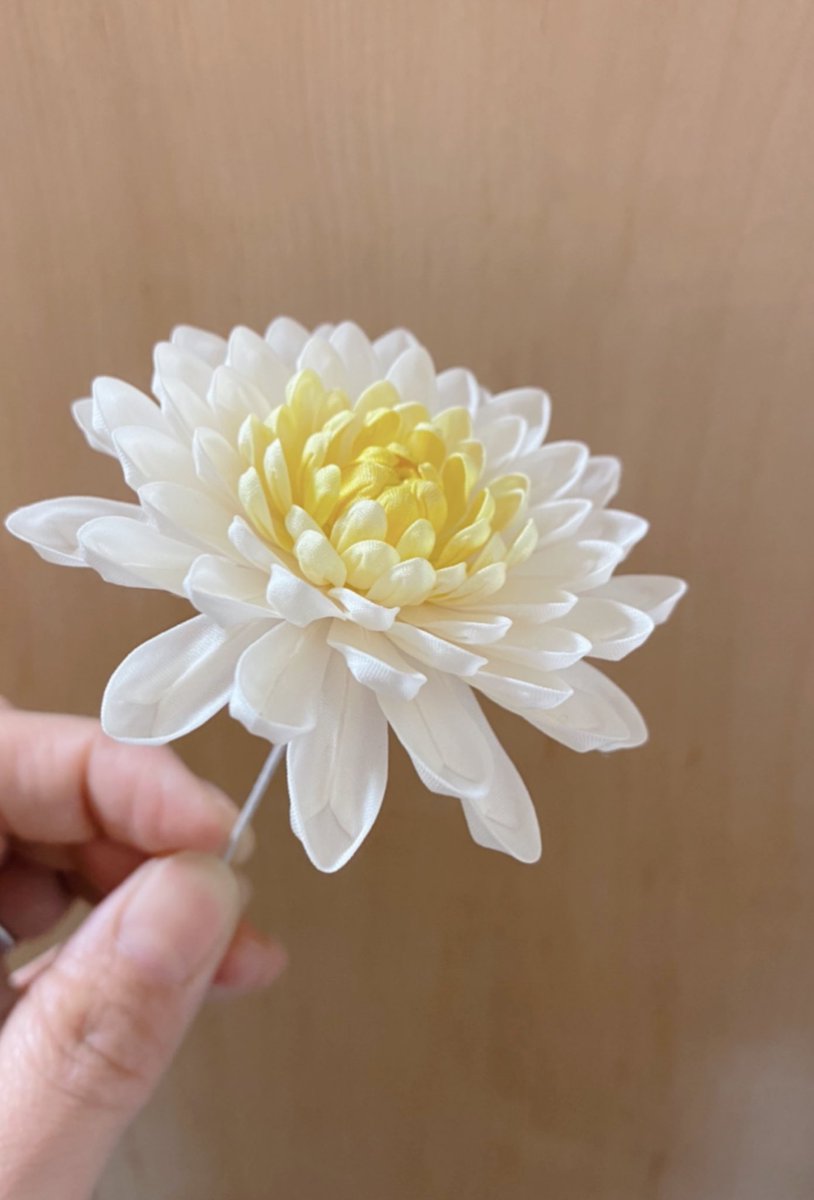 nekoyamamezashi's tweet photo. 菊花の再チャレンジ🔥
枚数を一段増やして、今度は色も足してみました✨
これで完成👏🏻
#つまみ細工 https://t.co/BWsYlMtuib
