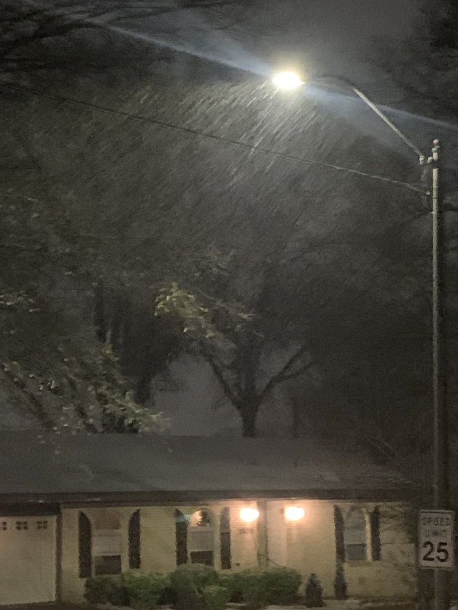 CoreyRossNLR's tweet photo. @KATVJames Very small flakes but that’s all snow in the glow of the street light. https://t.co/LELQjHl0ld