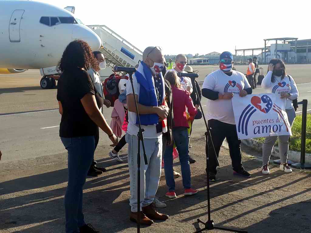 CubaMINREX's tweet photo. Las muestras de solidaridad con #Cuba🇨🇺 reafirman que no está sola. 

Un cargamento solidario, organizado por los grupos estadounidenses Puentes de Amor, Code Pink y The People´s Forum, arribó hoy con 15 mil libras de leche en polvo para hospitales pediátricos de La Habana. https://t.co/OTFgw4pUHS