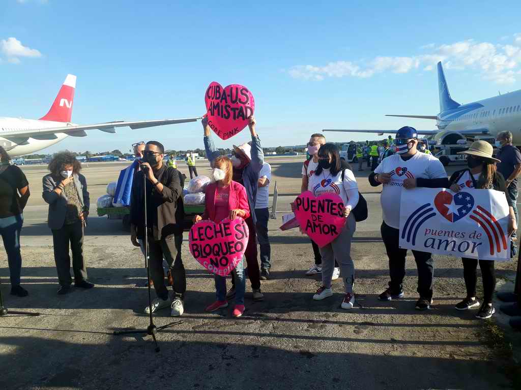 CubaMINREX's tweet photo. Las muestras de solidaridad con #Cuba🇨🇺 reafirman que no está sola. 

Un cargamento solidario, organizado por los grupos estadounidenses Puentes de Amor, Code Pink y The People´s Forum, arribó hoy con 15 mil libras de leche en polvo para hospitales pediátricos de La Habana. https://t.co/OTFgw4pUHS