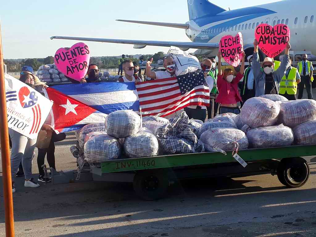 CubaMINREX's tweet photo. Las muestras de solidaridad con #Cuba🇨🇺 reafirman que no está sola. 

Un cargamento solidario, organizado por los grupos estadounidenses Puentes de Amor, Code Pink y The People´s Forum, arribó hoy con 15 mil libras de leche en polvo para hospitales pediátricos de La Habana. https://t.co/OTFgw4pUHS
