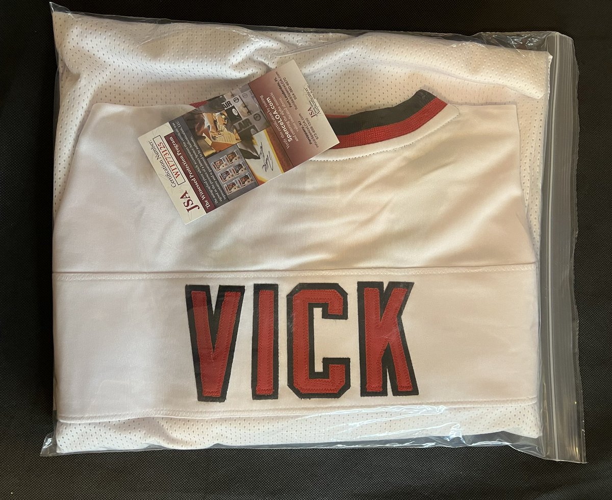 OTBreaks's tweet photo. Another 🔥 hit for Nicole! She has been on a heater! This time she wins a @MichaelVick signed @AtlantaFalcons jersey! This is one I would like to get also. Congrats again! #nfl #Falcons #Memorabilia #membreaks https://t.co/2Hv4yZVJy0