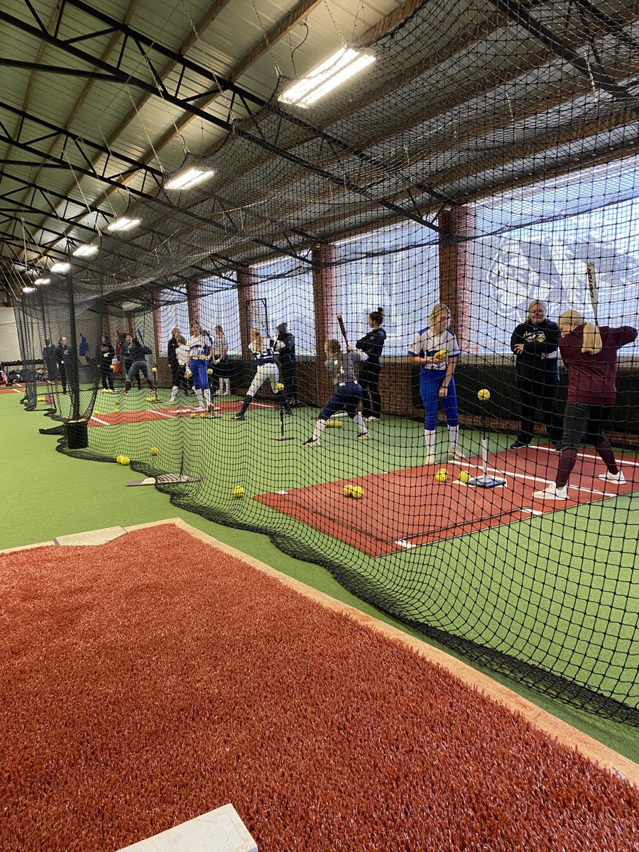 ECCCSoftball's tweet photo. Lots of talent today at our Instructional Camp! Thanks for coming out! 🖤💛🥎 https://t.co/hPqPUYvqTx
