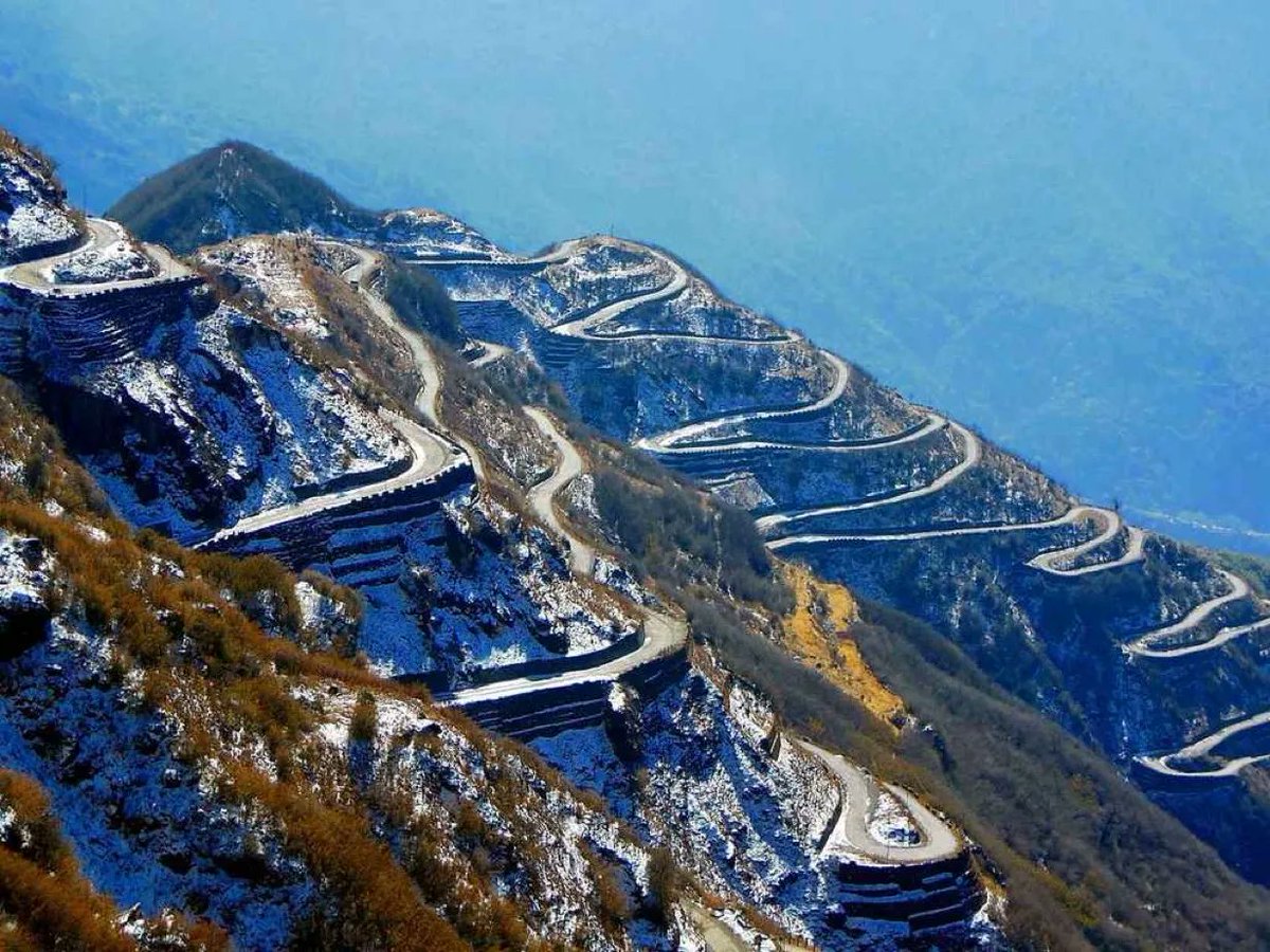 ErikSolheim's tweet photo. Incredible India 🇮🇳.
Breathtaking  and Hair-raising Hairpin bends by 
@BROindia in beautiful state of Sikkim. https://t.co/HMUt5wb06z