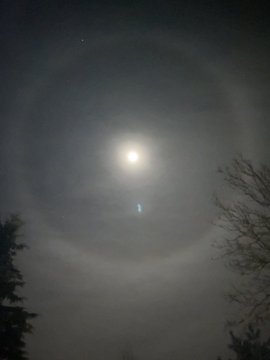 jjperk4's tweet photo. @weatherchannel Ring around the moon tonight. Commack, Long Island NY https://t.co/38g8uii4fp